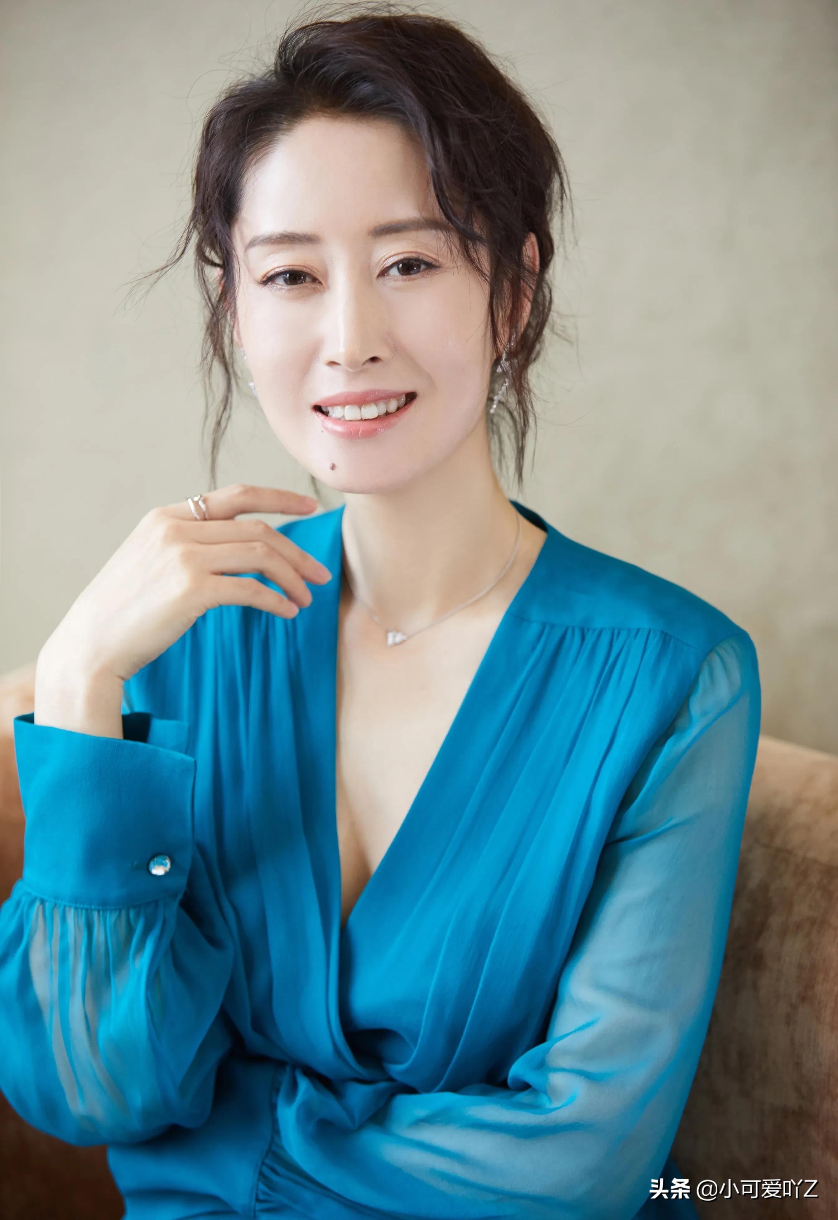 刘敏涛，裙装衬托出成熟女人的美