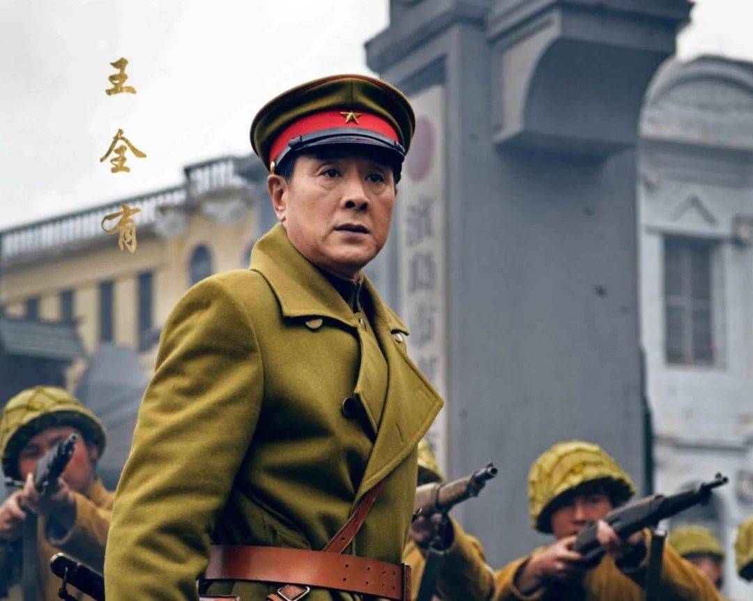 71岁老戏骨旅居云南！啃大饼逛夜市精神好，样子年轻不输张艺谋