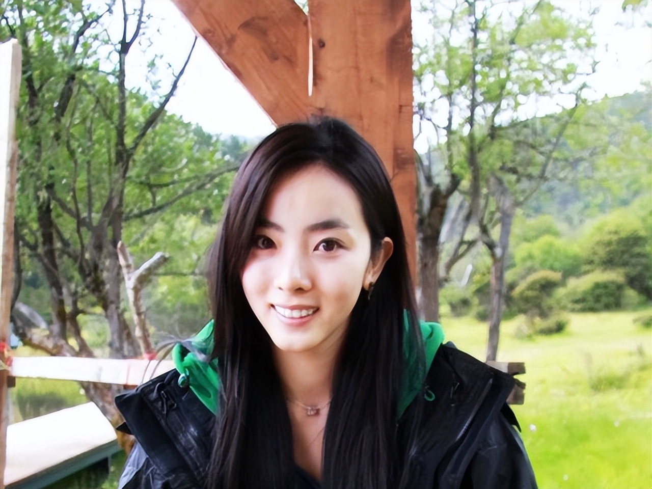 央视美女主持李思思:嫁给大学同学,三年生俩,风光背后满是艰辛