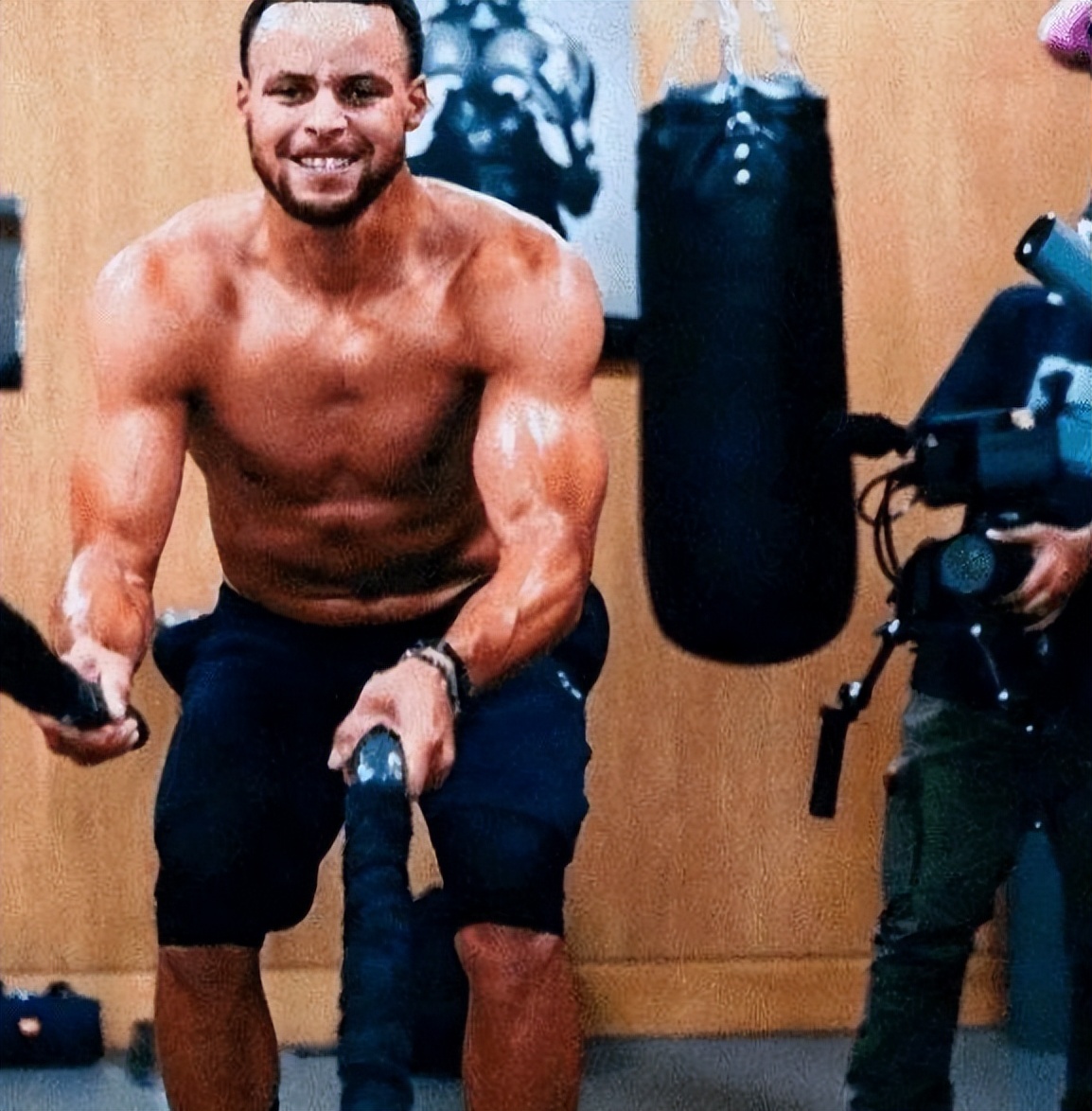 nba哪些球员胸肌最强（NBA现役控卫肌肉谁最夸张？西蒙斯似灭霸 威少胸肌如充气）