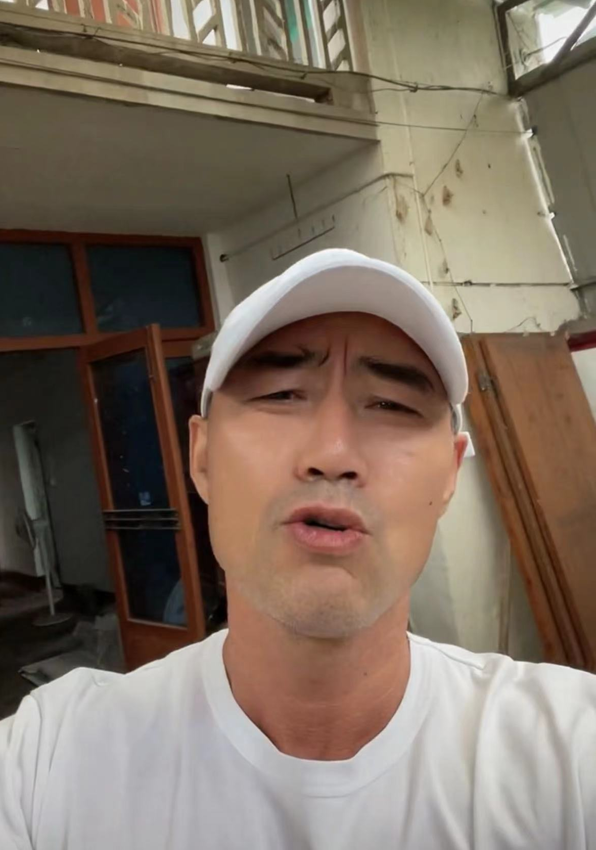 终于回到河南(旭日阳刚王旭回河南老家探亲，屋顶破损严重)
