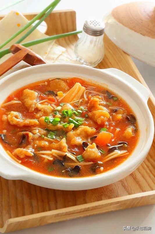 酸汤小酥肉，热热乎乎煮一锅，酸爽开胃，拌米饭能吃两碗