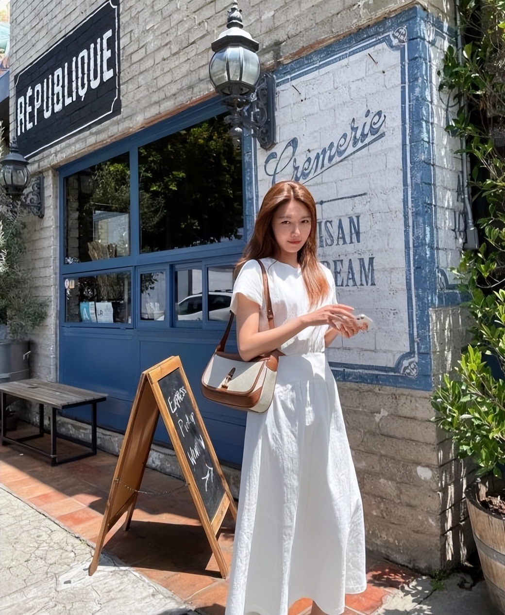 少女时代崔秀英，街头的咖啡厅享受假期，纯真和素颜的优雅之美