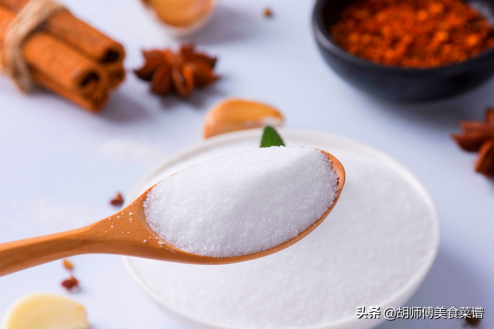 同样是食盐，该买“海盐”还是“精盐”？价格差不多，区别却不小