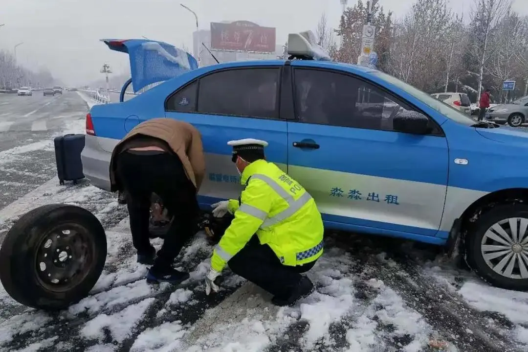 战风斗雪！风雪路上的“警察蓝”很安心