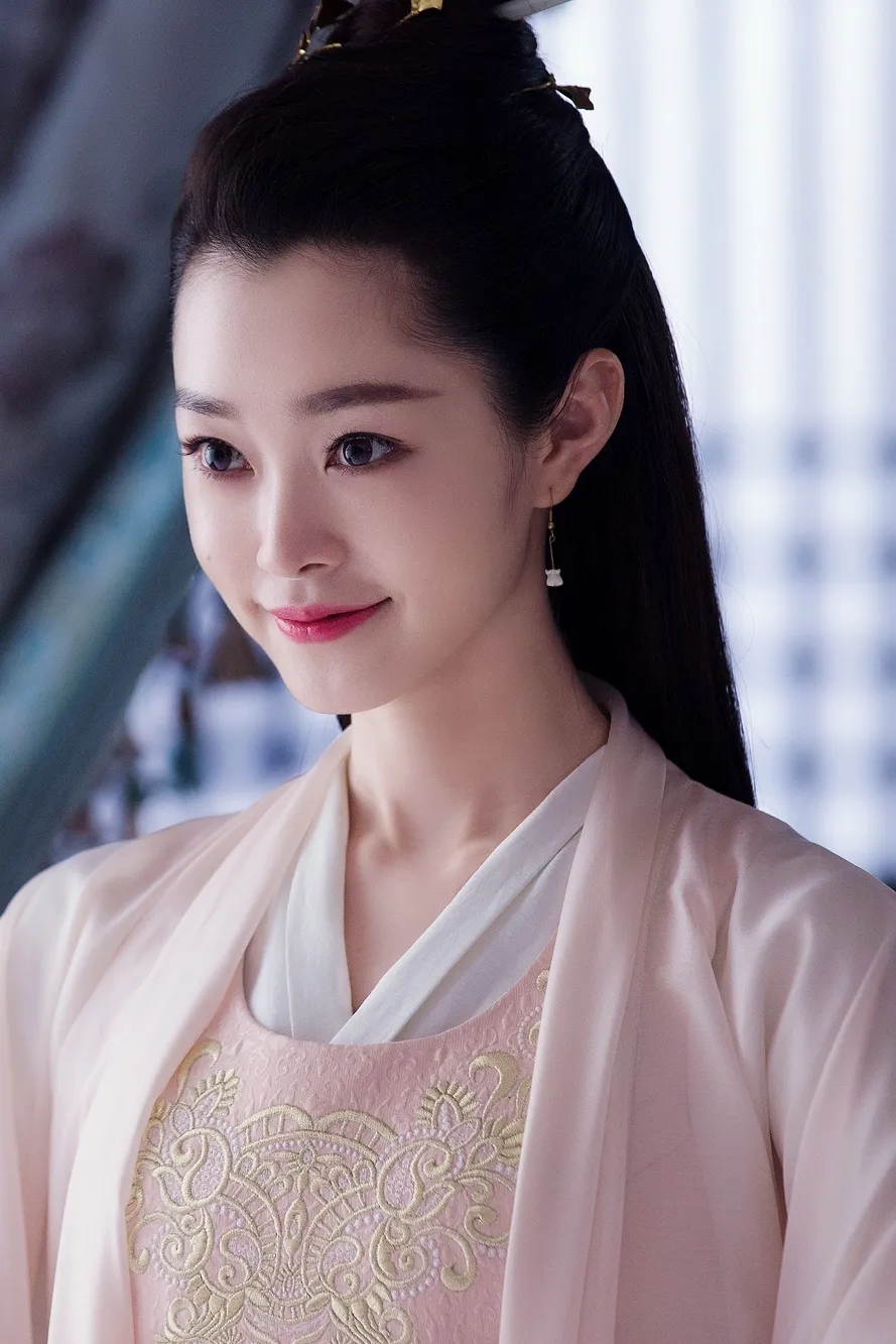 恋爱之后宋轶穿衣一改常态,穿礼服险走光白敬亭没意见吗