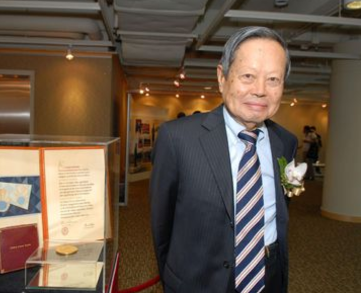 2004年，杨振宁和启功谈书法：我岳父杜聿明的字也很好