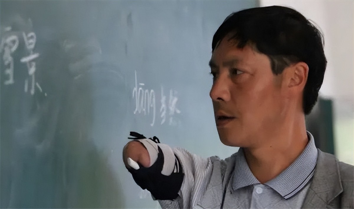 乡村无臂老师江声发：代课18年无法转正，肢体残疾不应该是障碍