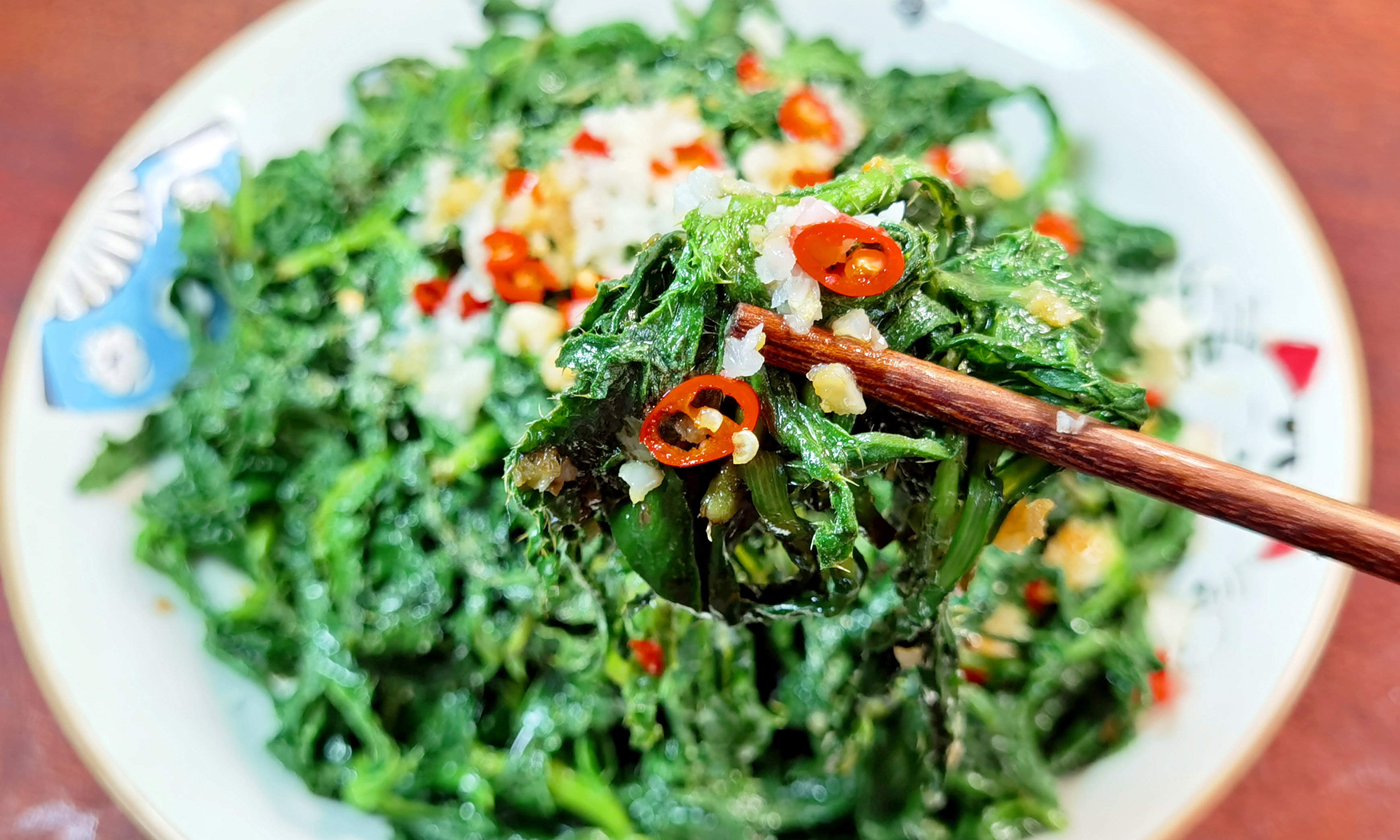 刺儿菜功效和吃法(教你做出鲜嫩营养的刺儿菜)