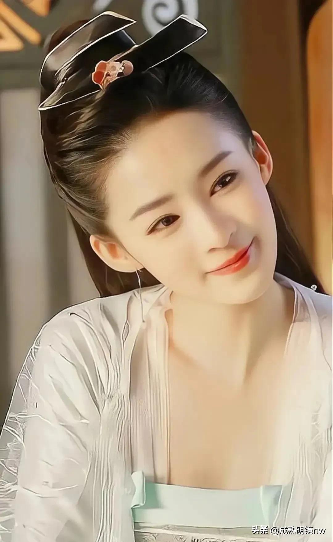 优雅甜美,身姿曼妙的李沁,时尚迷人的写真照