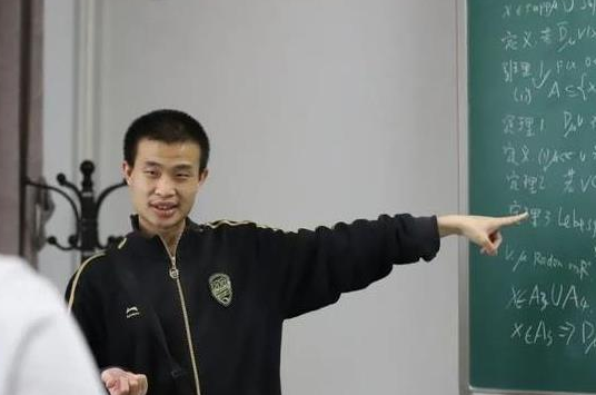 北大韦东奕月开销300元，被讽刺买不起房，真实收入打脸网友