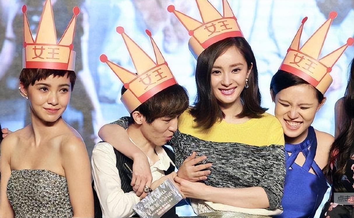 敢明目张胆的在镜头面前袭胸,拽裙子,狂热粉丝能冲上来一把抱住杨幂