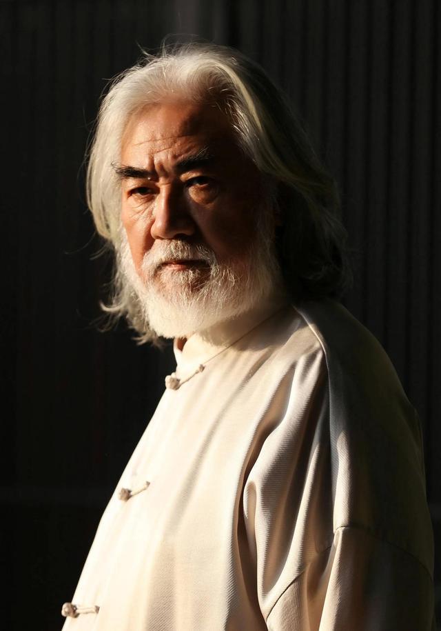 71岁的张纪中:尽管岳母比自己小了11岁,给她尽孝也能坦然