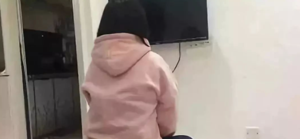 2012年，河南14岁少女被迫与一对父子6年生3娃，找到时已精神分裂