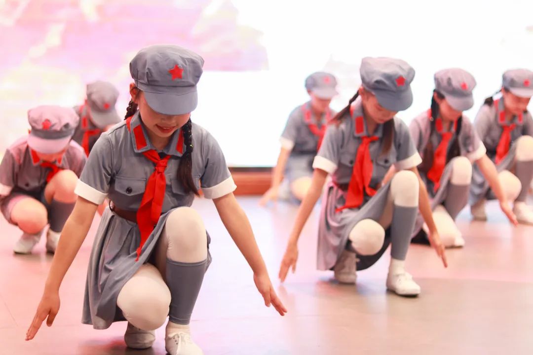 华阳实小举行“童星耀五月·艺术绽花开”群舞比赛（三四年级）