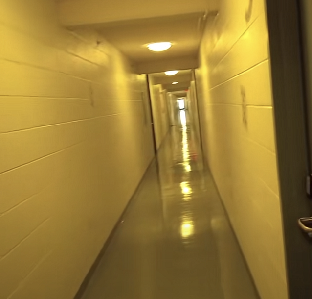 大学“阴间宿舍”走红，走廊看起来就很闪灵，学生直言不敢睡觉