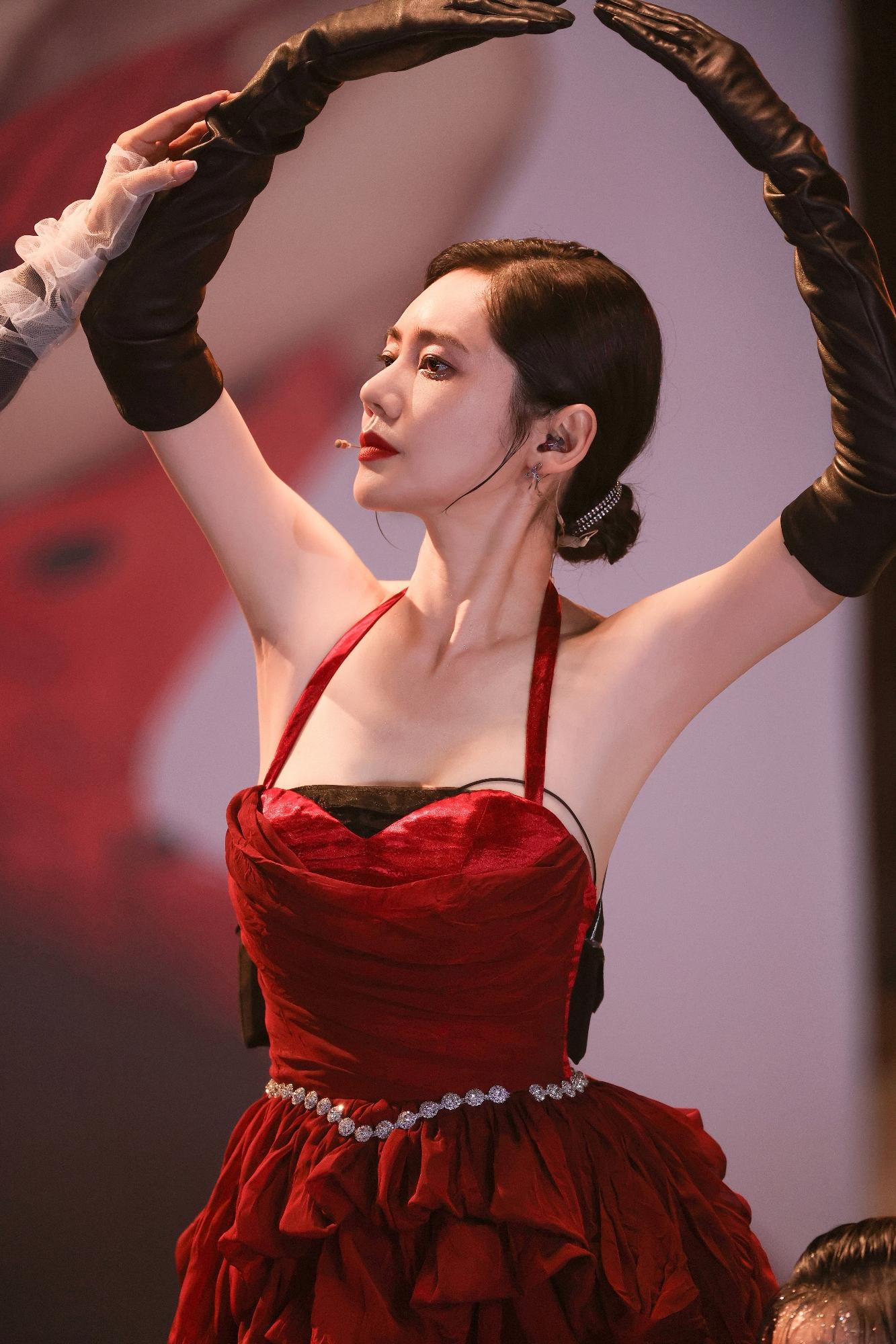 浪姐4《男人装》封面谁最性感?瞿颖,贾静雯,秋瓷炫大秀好身材