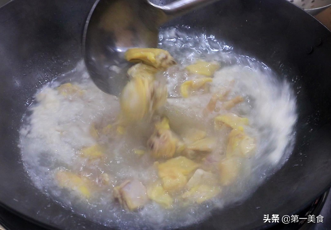 土鸡怎么炖好吃又营养（教您最营养最好喝鸡汤的做法）