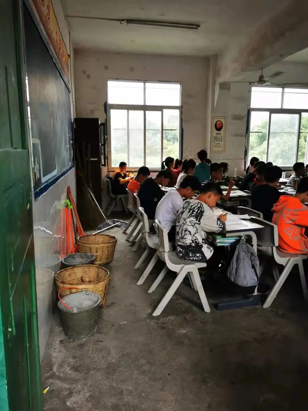 3天涨粉130万！从最惨企业家到爆火直播间，新东方成功“逆袭”了