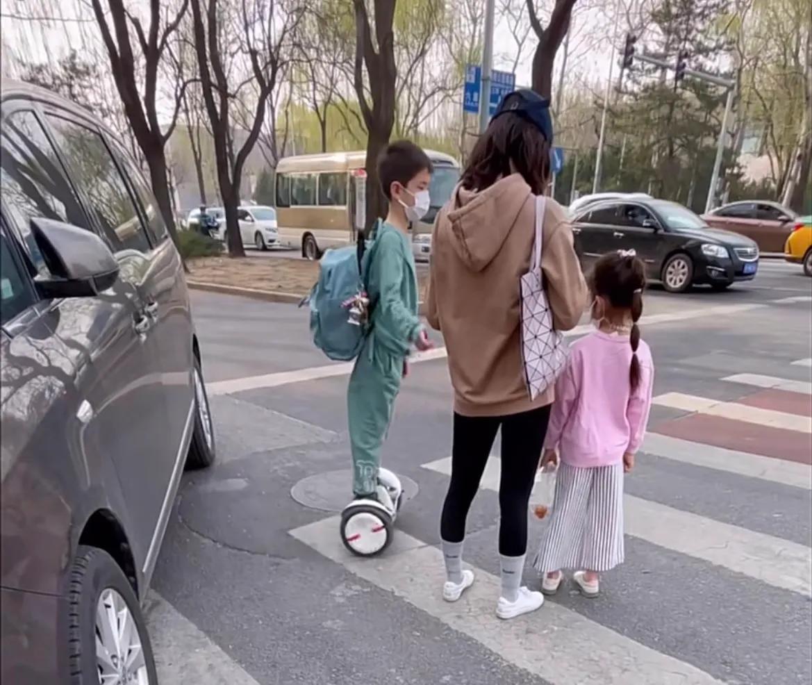 偶遇8岁嗯哼和“妹妹”街头等绿灯，背网球拍骑平衡车少年感满满