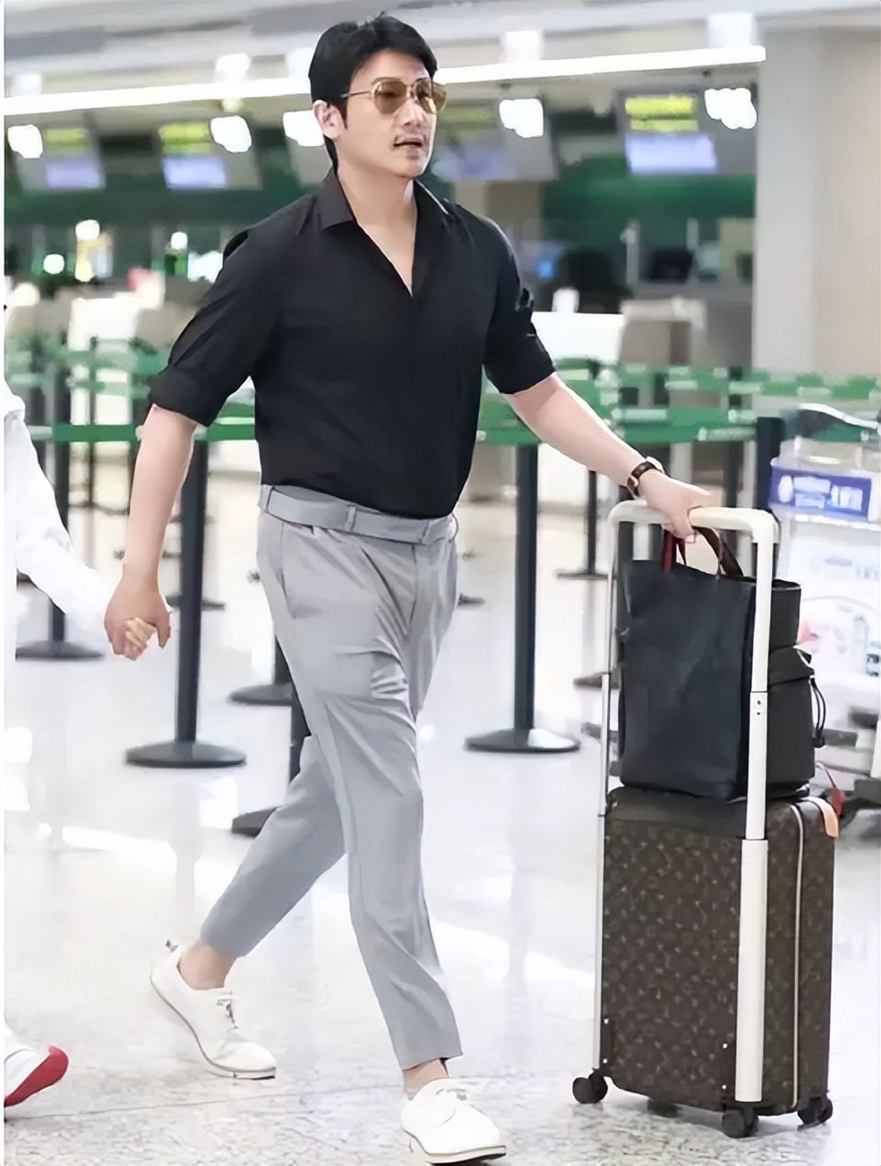 脸部肿成“馒头”，笑起来秒变“僵尸”，这些明星的脸到底咋了？