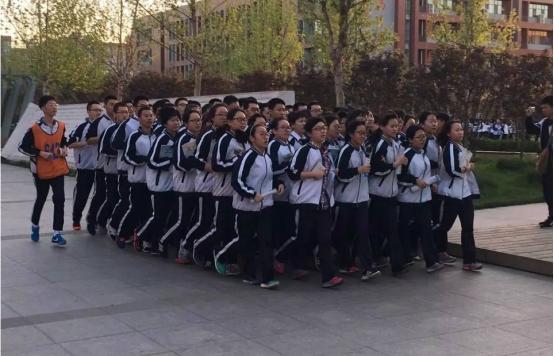 “衡水模式”毁掉多少孩子，两所学校被处罚，家长们醒醒吧