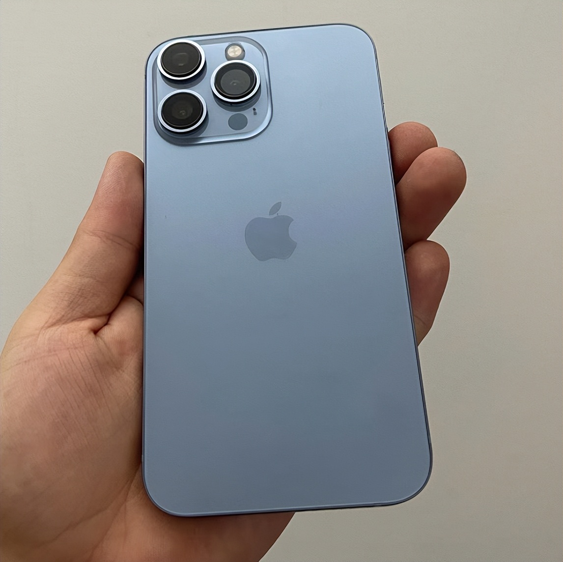 网友后悔将iPhoneXR改成iPhone13Pro，称不好意思拿出来用