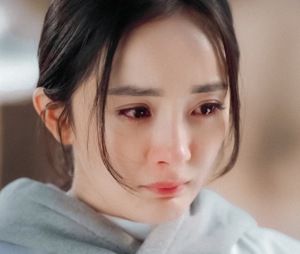 也能看出杨幂未婚夫去世前充满了小女人的味道,可爱娇俏,依偎在对方怀