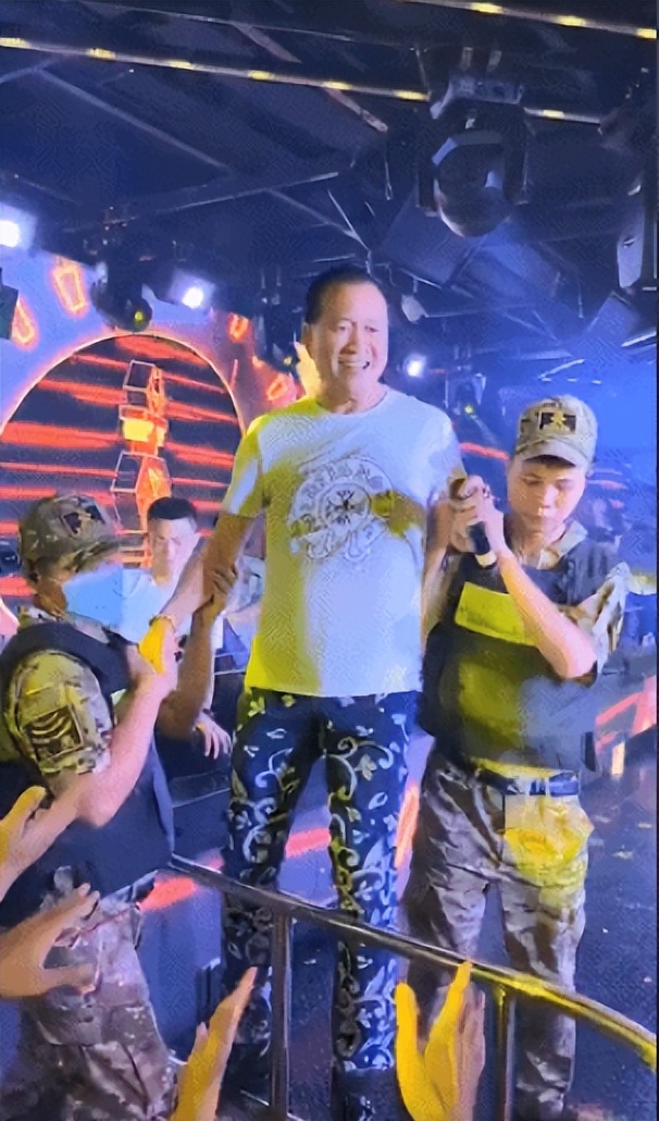 红得快，沉得也快，这7位“风光不再”的港星，如今有人露了原形