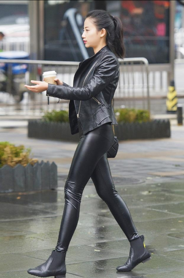 街拍美女 | 谁说皮裤显胖太土味儿？犀利气场全靠它