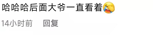 英达儿子街上排队做核酸，练习打球姿势怪异，引发旁人围观惹争议