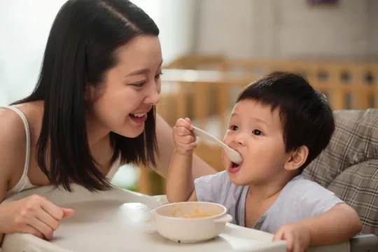 孩子多大能吃盐，真的越晚越好吗？合适的时间，家长别弄错了