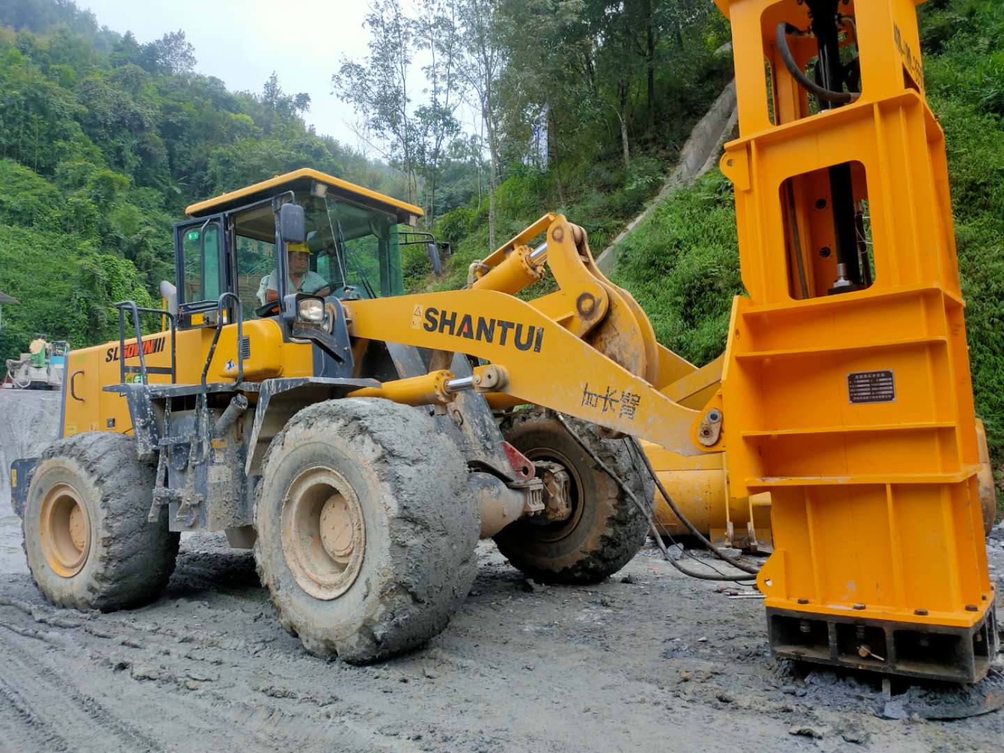 壓路機反覆碾壓並不能提高路基質量,高速液壓夯實機在很大範圍內是錘