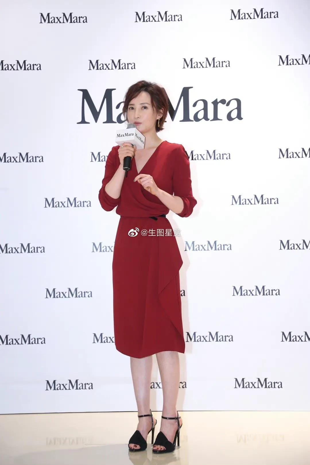 蒋勤勤出席品牌活动 现场试穿经典款大衣，女神气质爆棚