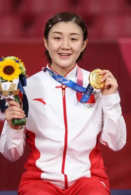 中国第一位乒乓球世界冠军是(国乒女队30年10大名将:王楠张怡宁创两个