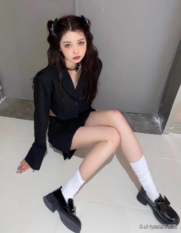 去了杭州才发现，满街女生都爱穿“袜子+黑鞋”，洋气时髦又显高