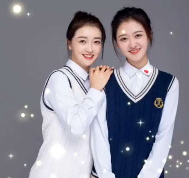 女儿和母亲拍学院风写真，二人同框似闺蜜，网友：到底哪个是妈妈