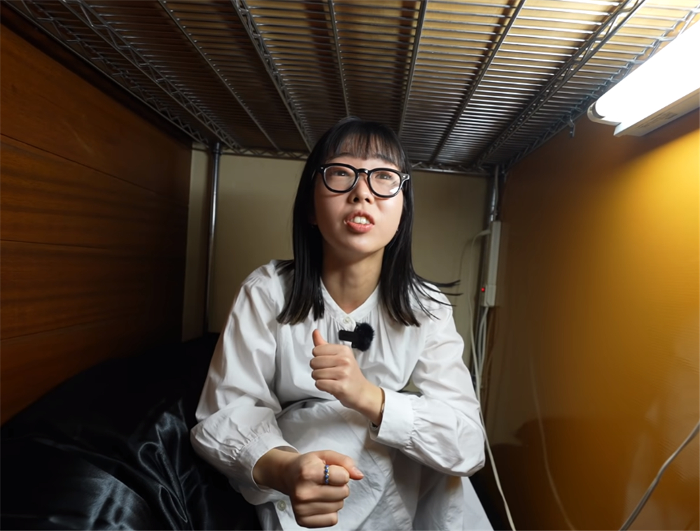 23岁日本女生住“棺屋”，在2㎡空间里生活1个月，网友：喘不过气
