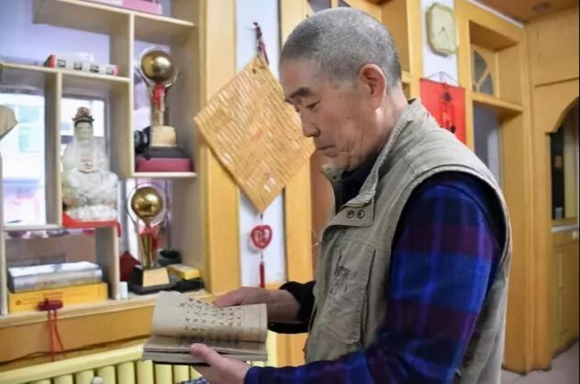 山西老汉张喜才：苦练书法50年，8年抄完四大名著，却被批无意义