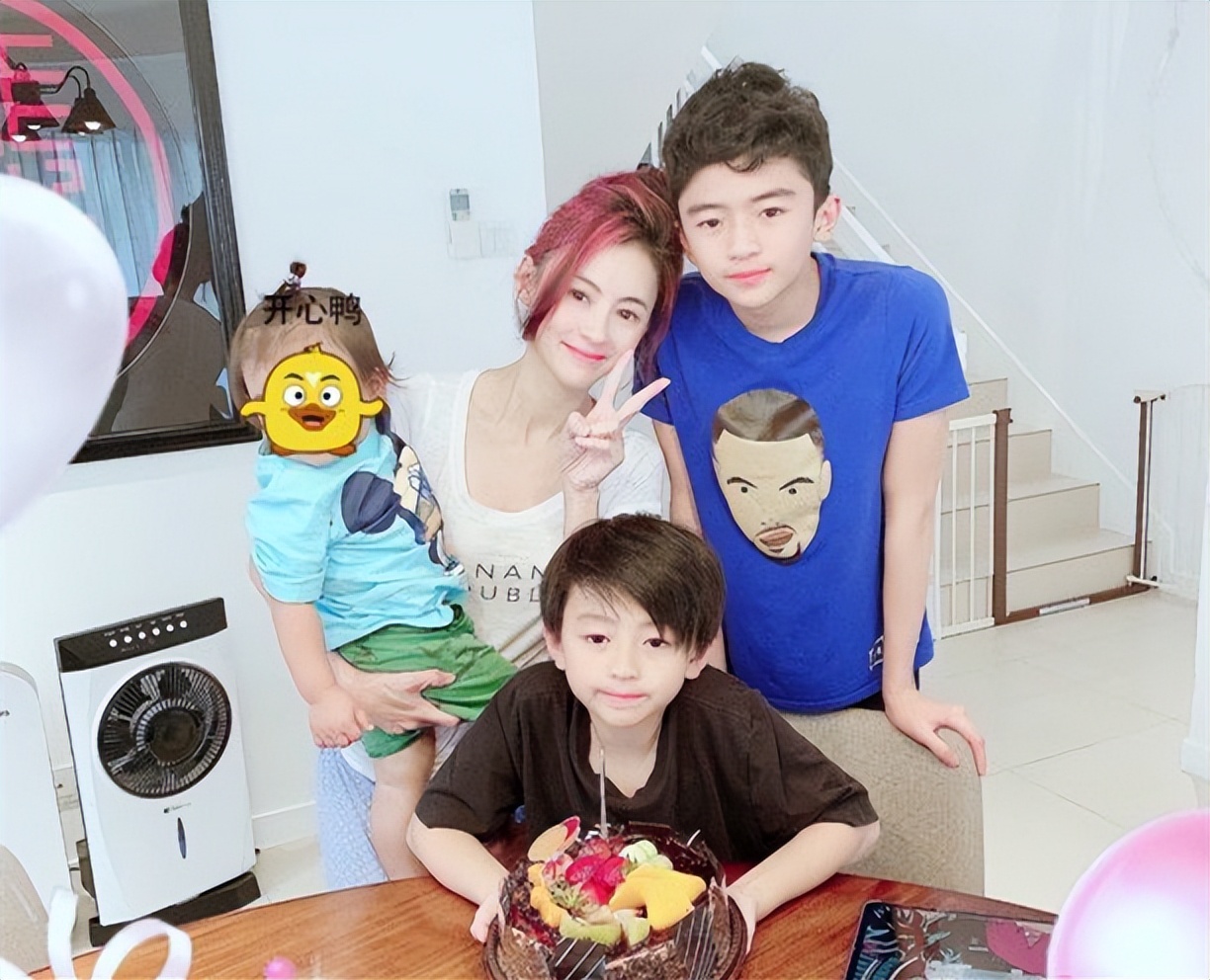 张柏芝罕携俩儿子合影！14岁谢振轩长发随爸，弟弟穿黑T温顺像妈