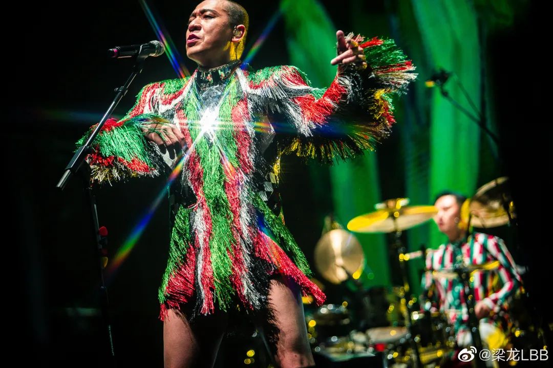 作为摇滚主唱,梁龙这些年的打开方式和别人截然不同.