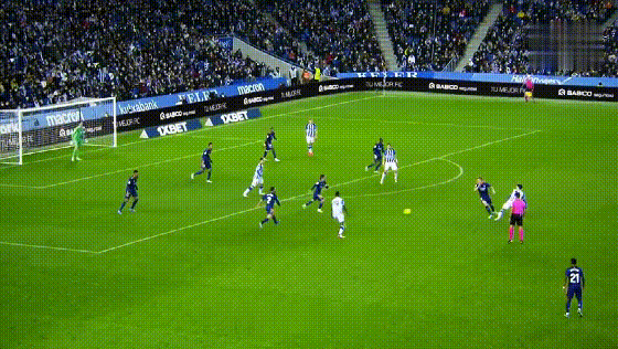 典礼中场的由来（典礼中场-中场位置的完美模板，巨舰起航的关键助力）