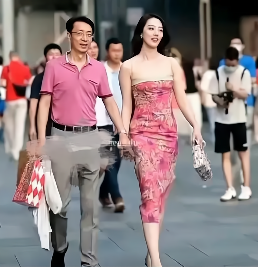 她图啥？国企领导“牵手门”女方家庭背景曝光，她根本不缺钱