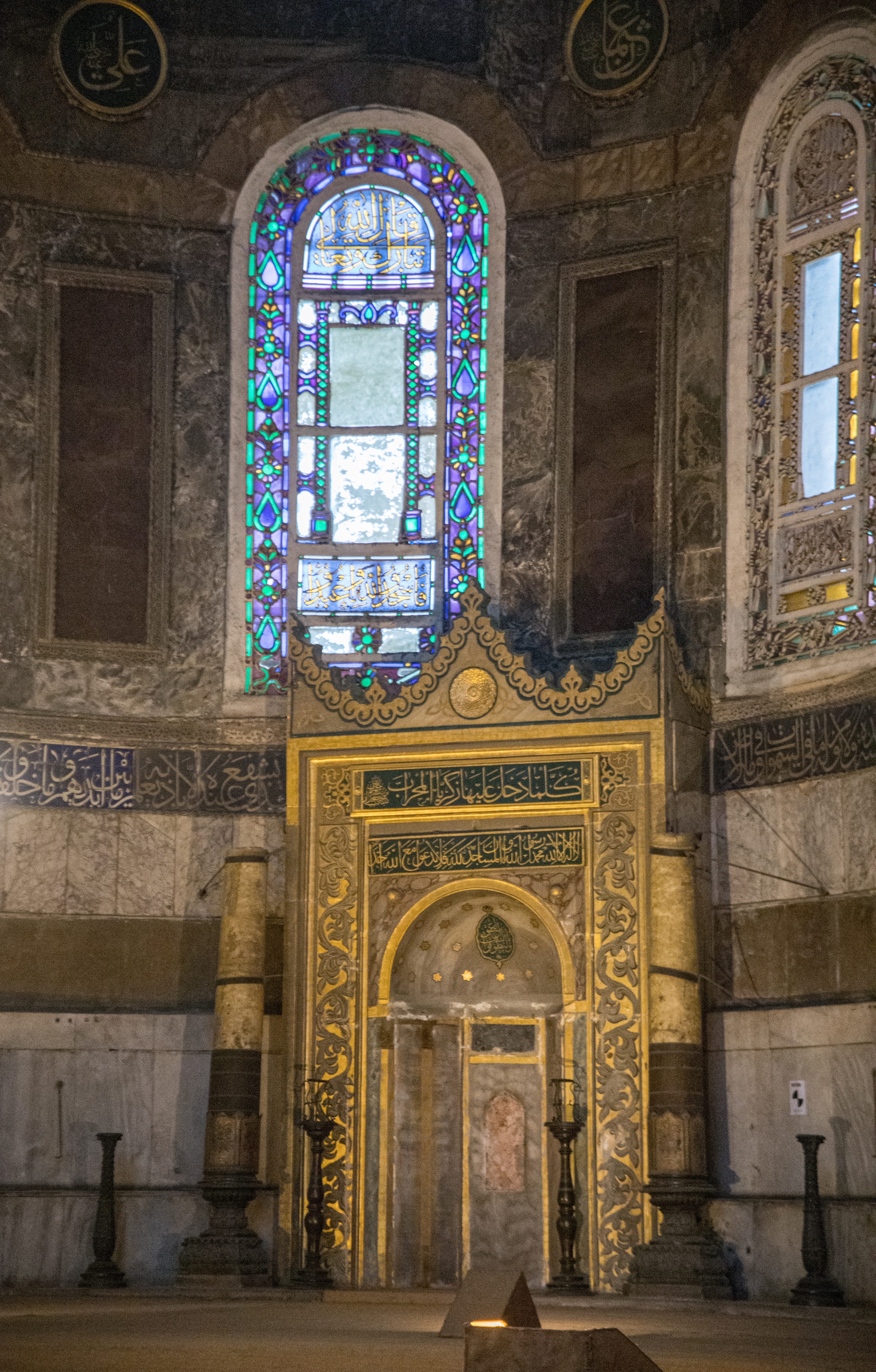 顶上的圣母像教堂里的猫吊顶1935年这座随着土耳其世俗化的推动,圣