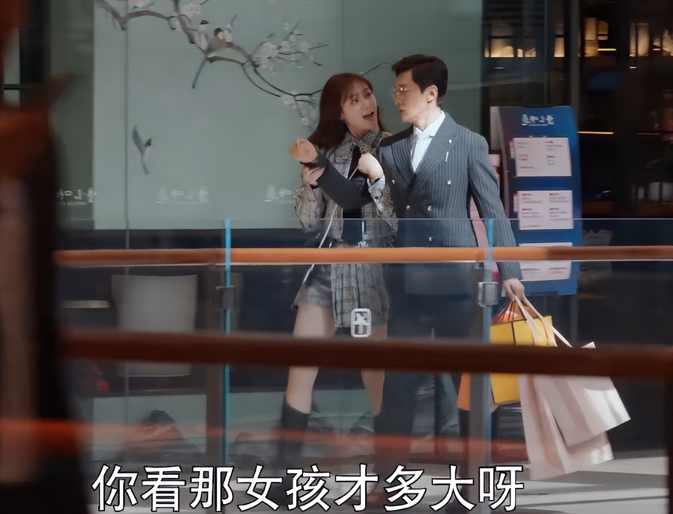 国产剧又见老少恋，靳东新剧男配比女配大20岁，感情戏令人不适