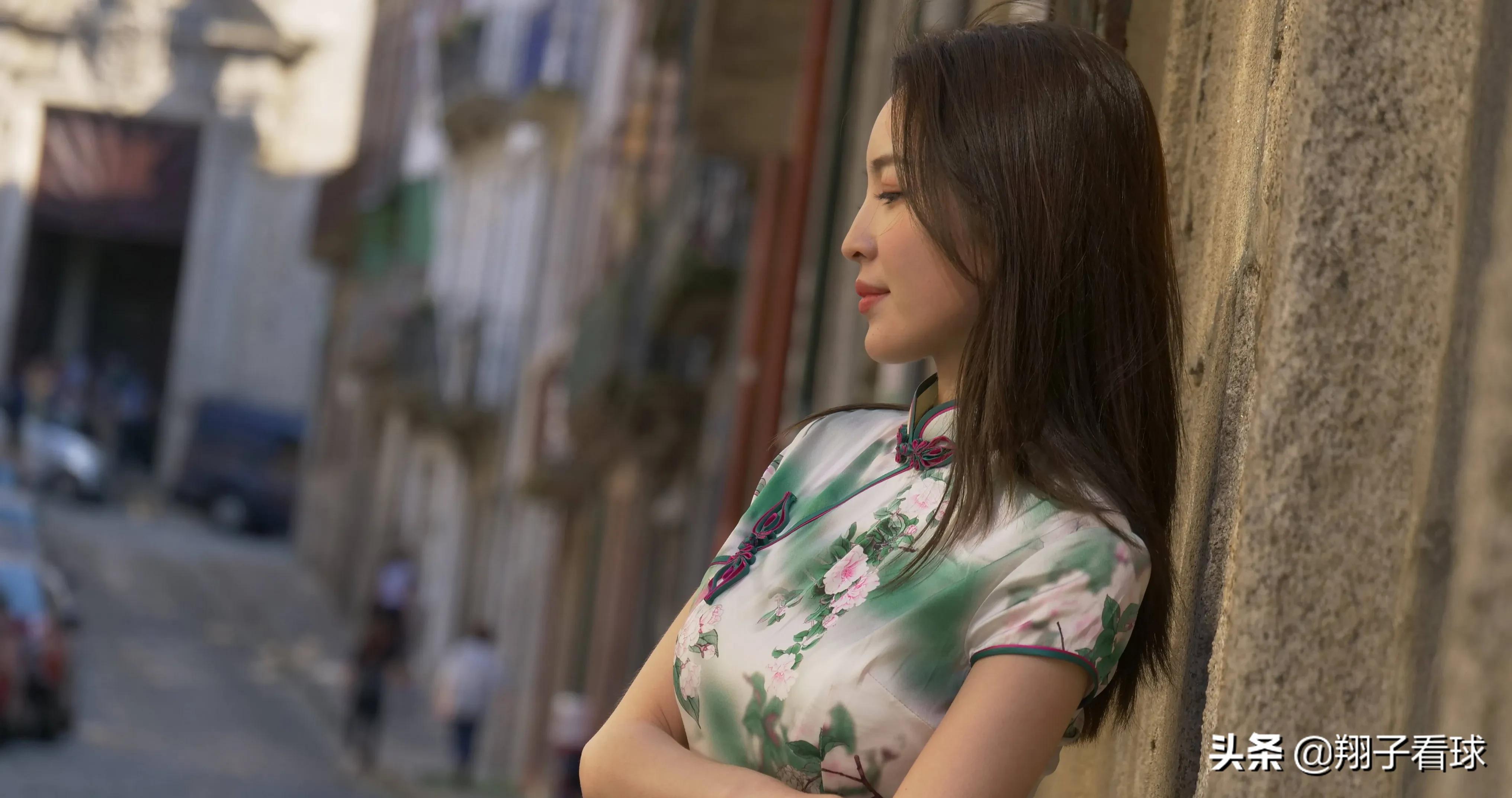 王钟瑶晒照，黑丝皮裙吸睛，称“无爱即是神”，球迷直言被俘获了