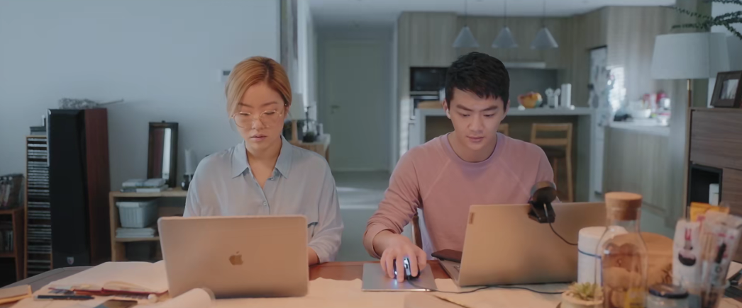 30岁老人狂奔的国产喜剧！满是狗的血，超“大尺度”的夜店群剧