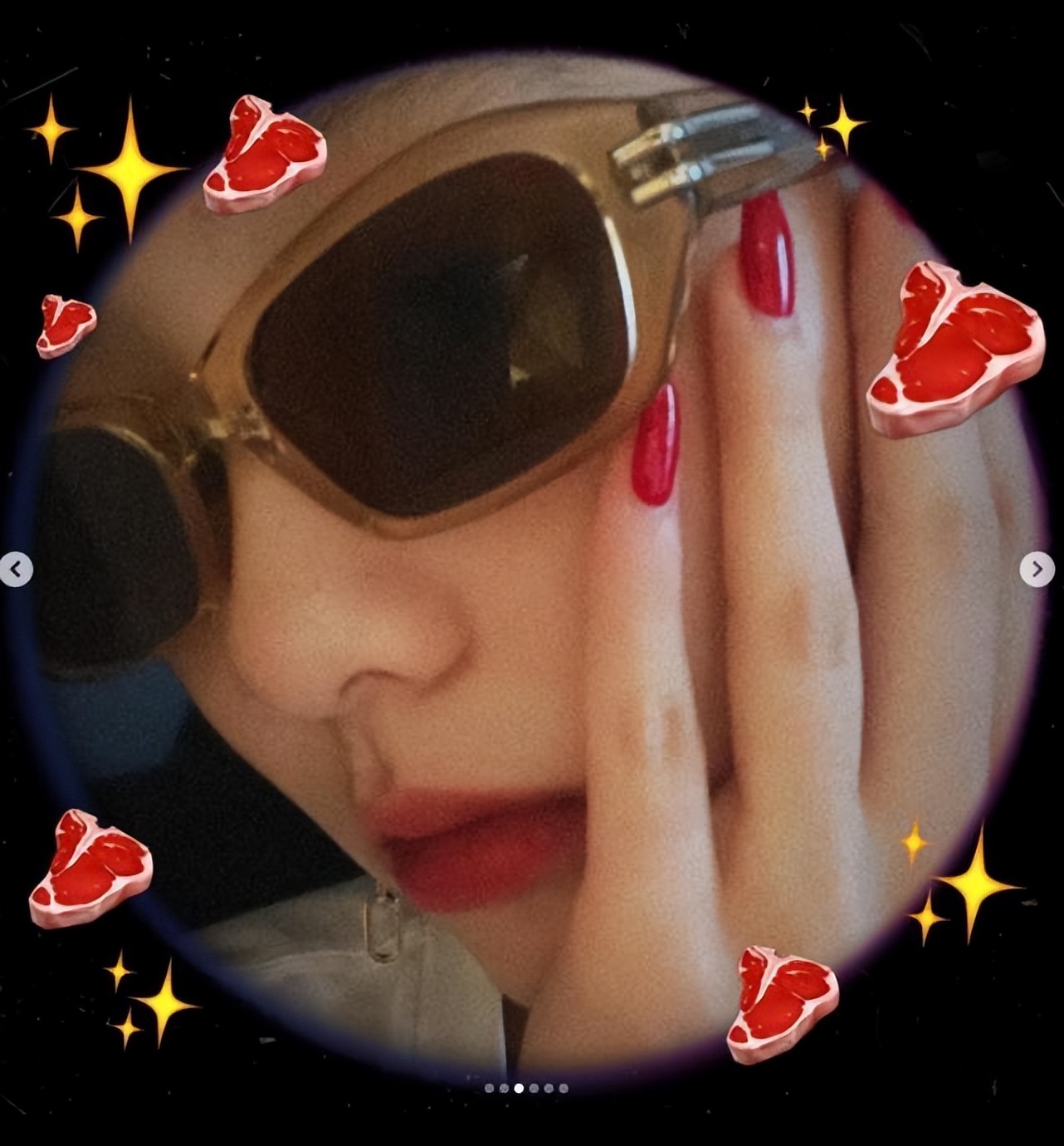 16岁黄多多晒自拍，涂红色指甲油时髦感超强，脸上的雀斑抢镜了