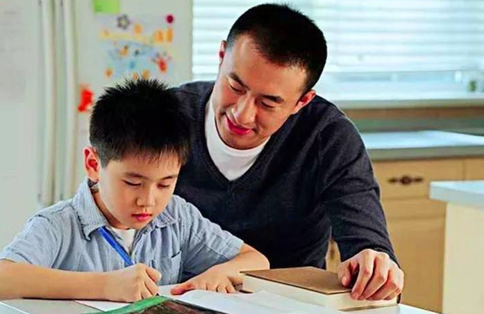 女生期末成绩优异，家长奖励一分钟任意购物，结账时却五味杂陈