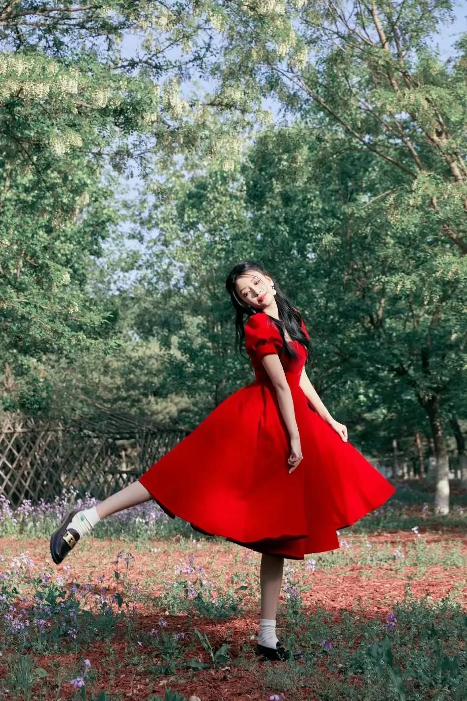 孙怡、赵丽颖红色礼服状态迥异，有没有爱情的滋润肉眼可见